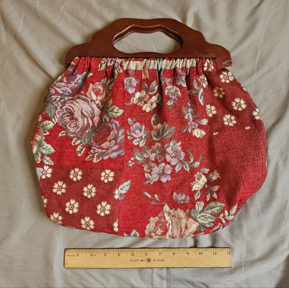 Retro Urban Renewal Red Floral Tapestry Carpet Bag with Wooden Handle